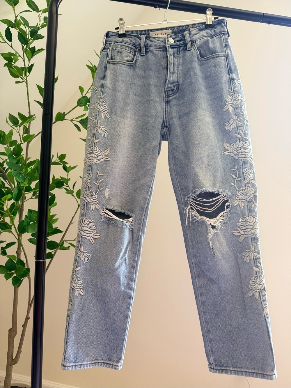 PacSun Light Wash Embroidered Mom Jeans (Cropped)